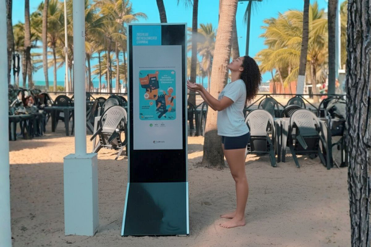 Mídia que refresca e engaja: totem interativo une alívio térmico e publicidade de alta retenção em academias, praias e arenas esportivas