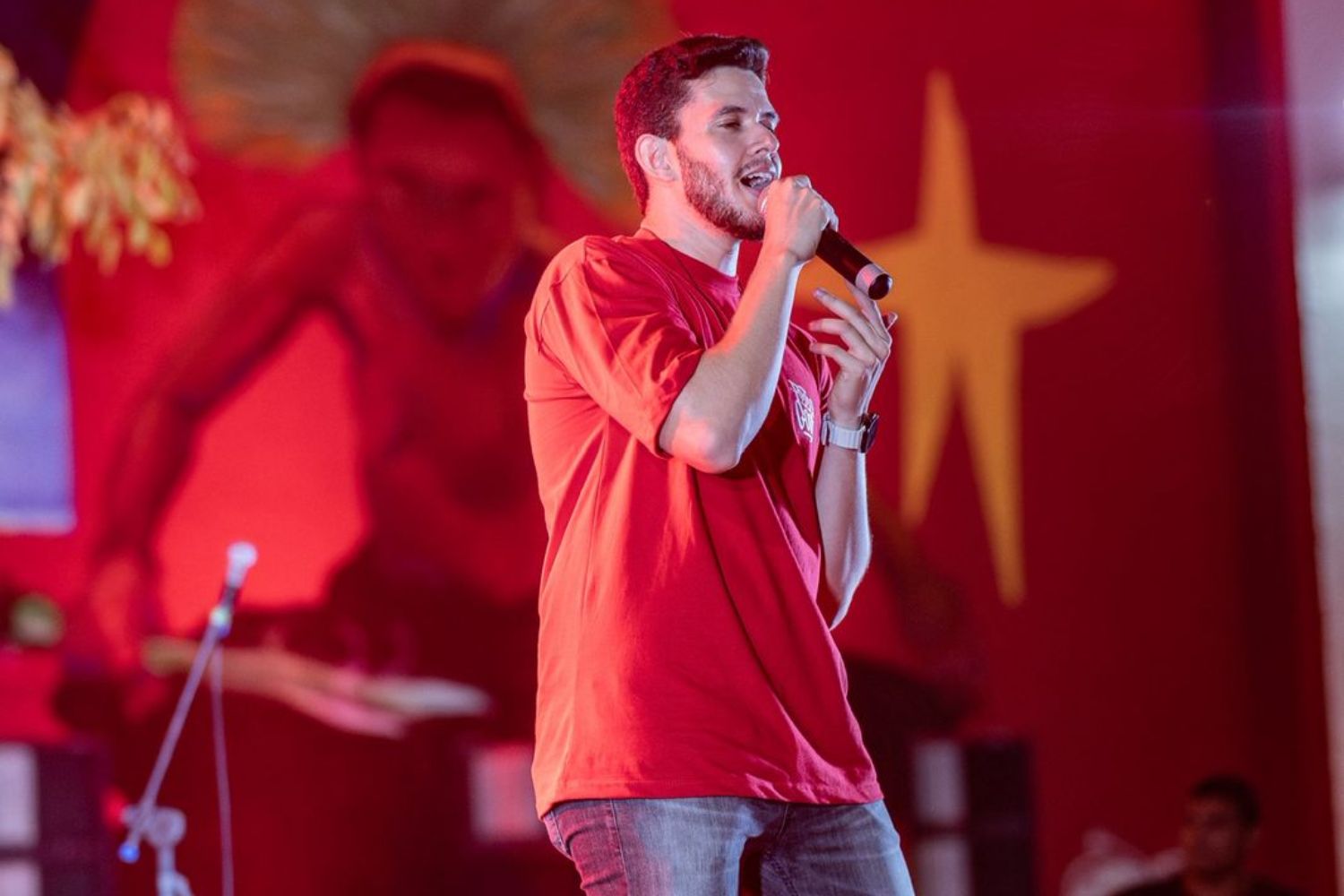 Leandro Rodrigues leva forró e sertanejo romântico a Espetaria Food Square, na Maraponga